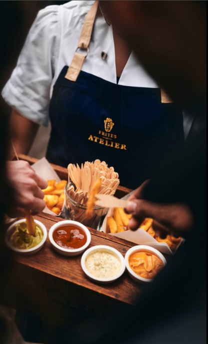 Tabla de aderezos con papas Frites Atelier