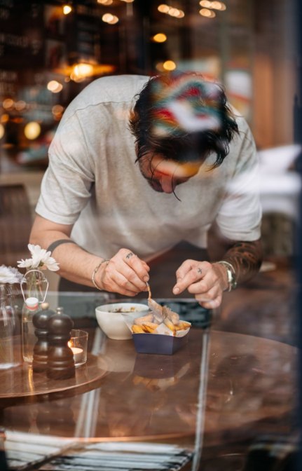 Chef emplatando papas Frites Atelier